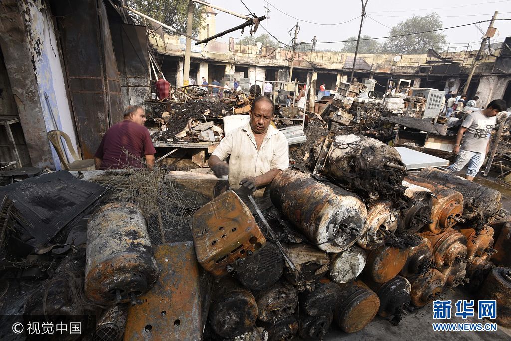 印度新德里一市场发生火灾 近50家商铺烧毁