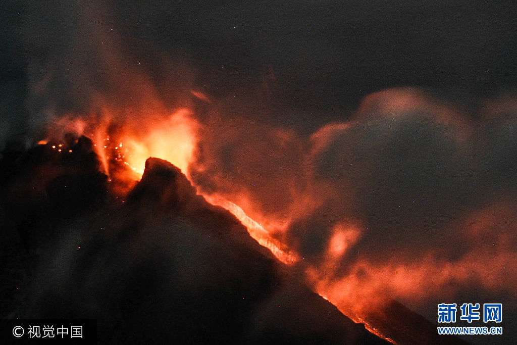 印尼锡纳朋火山喷发如末日降临 火山灰云高达4500米