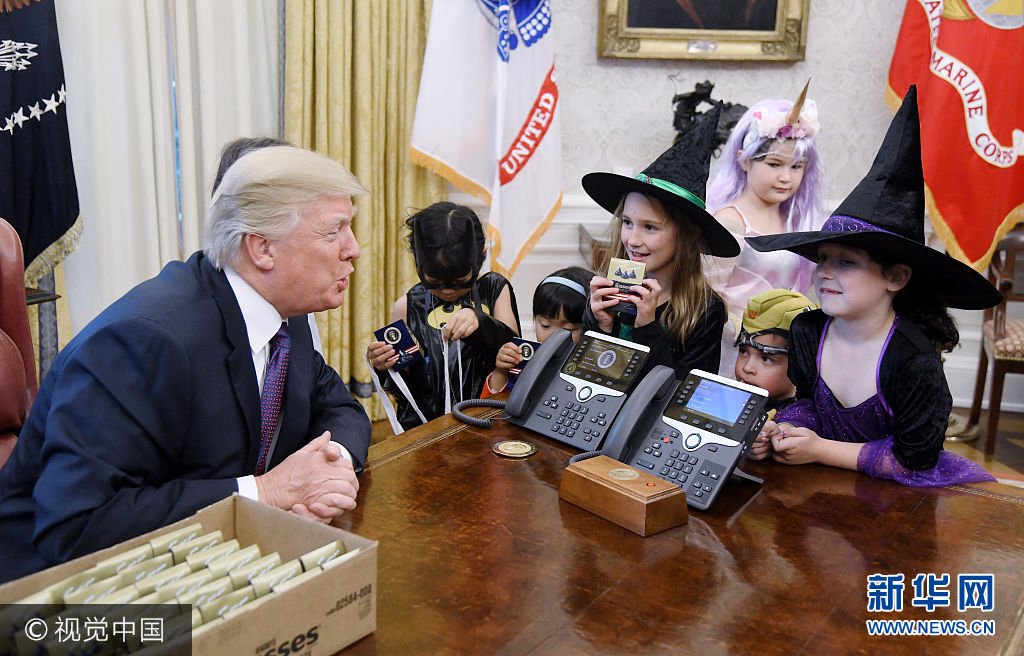 美国总统特朗普入主白宫后首迎万圣节 变“孩子王”发糖果招待儿童