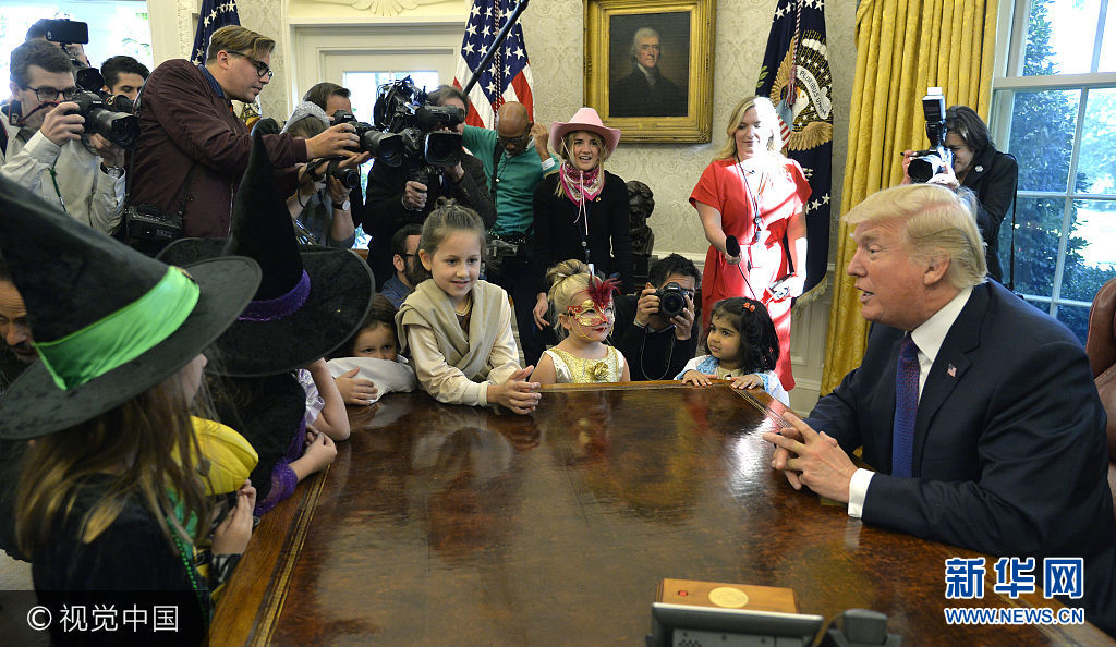 美国总统特朗普入主白宫后首迎万圣节 变“孩子王”发糖果招待儿童