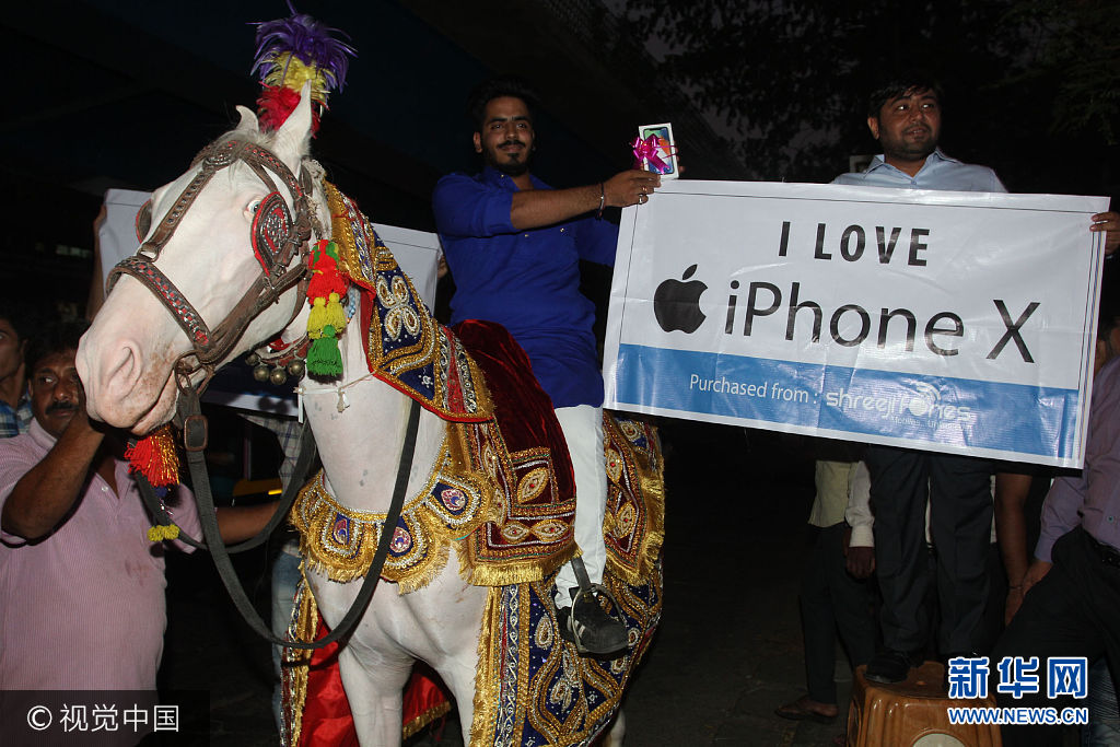印度土豪小哥购买iPhoneX排场大 骑马前往后跟乐队