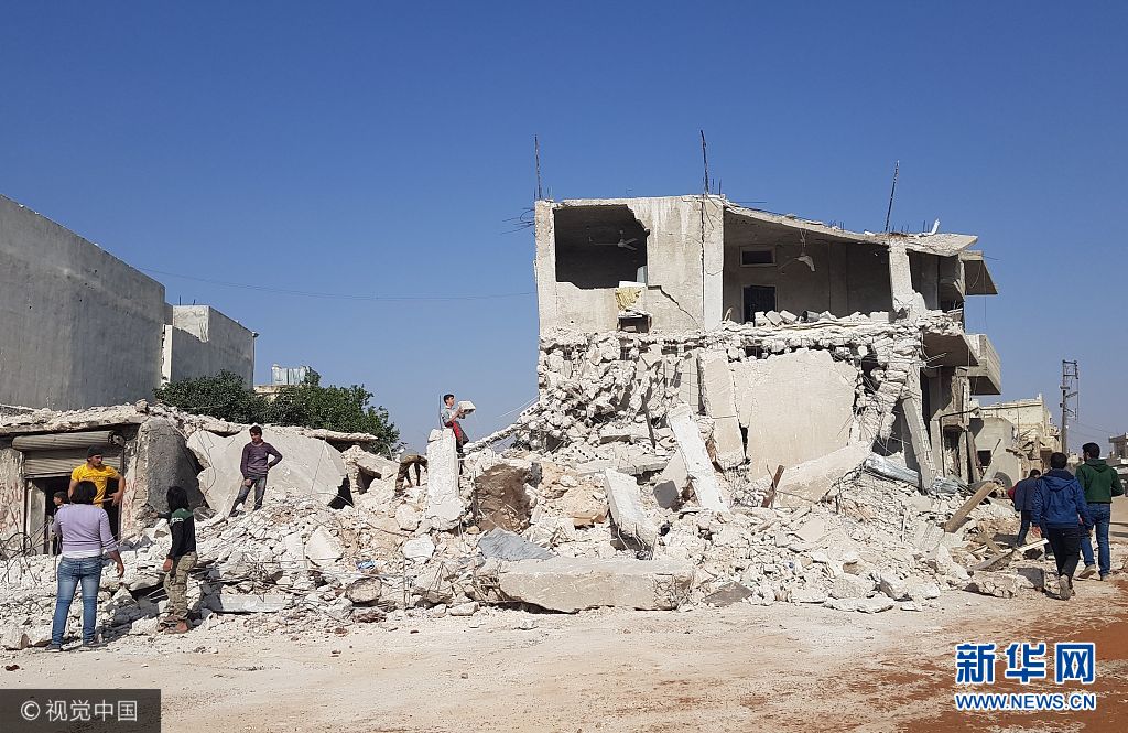 叙利亚阿勒颇小镇遭空袭致53人死亡 遍地废墟如临鬼城
