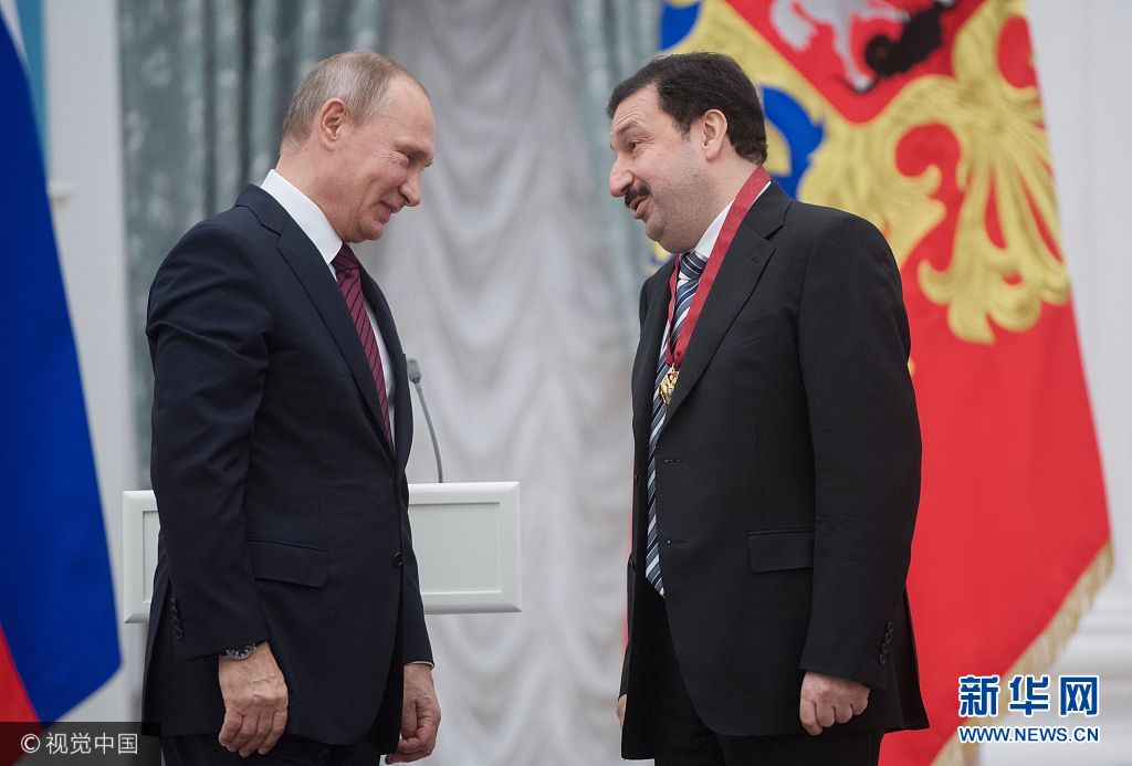 俄总统普京为社会各界杰出人士颁奖 与大高个儿同框画风搞笑