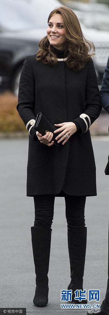 英国威廉王子夫妇现身制造厂 凯特王妃大衣遮孕肚气质高贵