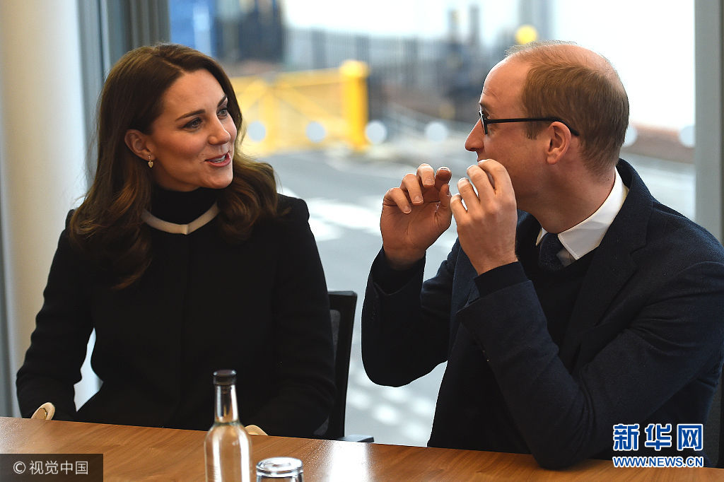 英国威廉王子夫妇现身制造厂 凯特王妃大衣遮孕肚气质高贵