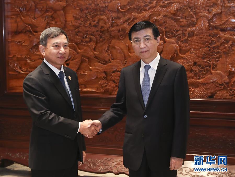 （时政）王沪宁会见泰国副总理巴金