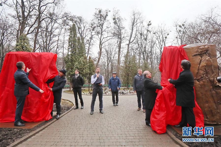（国际）（1）中国雕塑家作品在乌克兰基辅揭幕