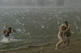 俄沙滩遭冰雹袭击 游客尖叫逃窜