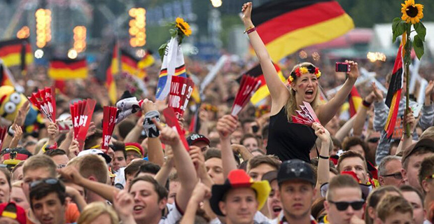 德国国家队凯旋 上万球迷柏林欢庆胜利