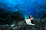 美新人阿拉斯加冰洞拍清凉婚照