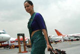 印度空姐青黄不接 58至60岁“空妈”返聘上岗