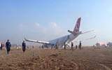 一架客机在尼泊尔降落时冲出跑道