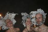 加拿大游客零下30度室外泡温泉 头发结冰宛如发胶定型