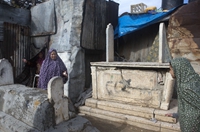 墓地里生活的巴勒斯坦人
