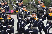 韩国军人在战争纪念馆前进行花枪表演