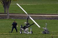 一架旋翼直升机突降美国国会西草坪