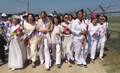 国际女性活动家代表团穿越朝韩非军事区