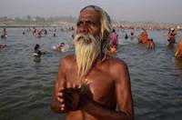 印度教信徒恒河中沐浴祷告 庆祝十胜节