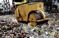印尼警方销毁数万酒瓶迎接斋月