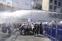 土耳其民众反政府示威遭警察水枪镇压