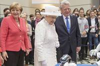 英国女王访柏林技术大学 与机器人互动