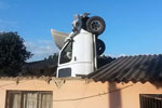南非男子驾车砸入屋顶