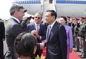 李克强抵达布鲁塞尔出席第十七次中国欧盟领导人会晤