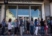 希腊债务危机发酵 民众排长队ATM机上领取养老金