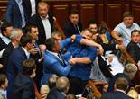 乌克兰议会再次上演"全武行" 议员打架一片混乱