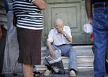 希腊退休人员排长队领取养老金
