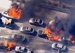 美国加州山火引燃高速公路上汽车