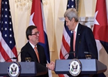 美国国务卿和古巴外长举行联合记者会