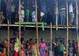 孟加拉国贫民窟发生火灾 200多栋房屋被毁