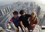 迪拜：牛人登上世界最高居民楼 425米高空“玩命”自拍