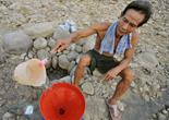 印尼干旱致河流部分枯竭 民众挖洞取水