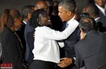奥巴马在肯尼亚与同父异母姐姐拥抱