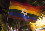 耶路撒冷民众高举彩虹旗抗议对同性恋暴力行为