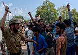 印度政府雇员游行讨薪 与警方发生冲突