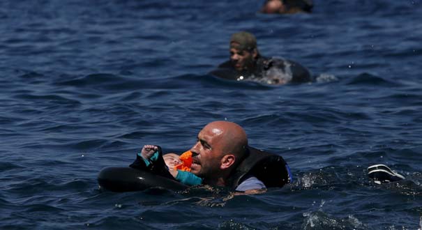 希腊：橡皮艇抵岸前泄气 移民游泳上岸（高清）