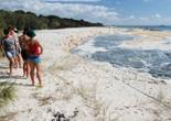 澳洲沙滩现百米巨坑 200名游客奔逃