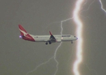 澳大利亚客机与闪电“擦肩而过”瞬间（组图）