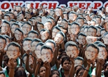 印度学生高举比尔·盖茨头像 庆祝其60岁生日