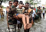 印度暴雨已致71人遇难 民众乘船疏散