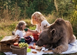 俄母女与千斤温顺大棕熊野餐拍照