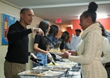 奥巴马偕妻女为无家可归军人发感恩节晚餐 (组图)