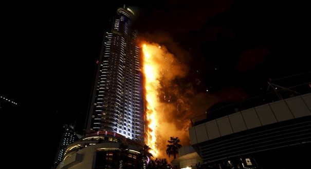 迪拜哈利法塔附近一酒店突发大火