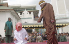 印尼女子因亲近男大学生遭当众鞭刑
