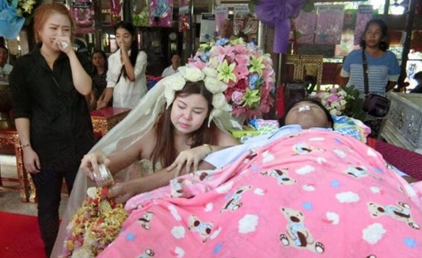 男友突发心脏病死亡 泰国女子坚持与其结婚（组图）