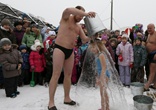 摄影师拍俄罗斯冬泳俱乐部 零下30℃河中游泳