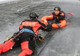 寒流来袭 韩消防队员训练冰水救援